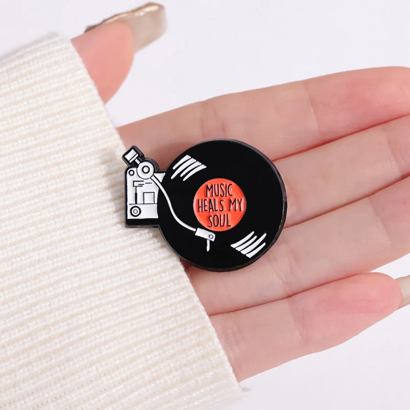 Retro Music Records Brooch  MU - đánh giá và giá Embroidery Kiss