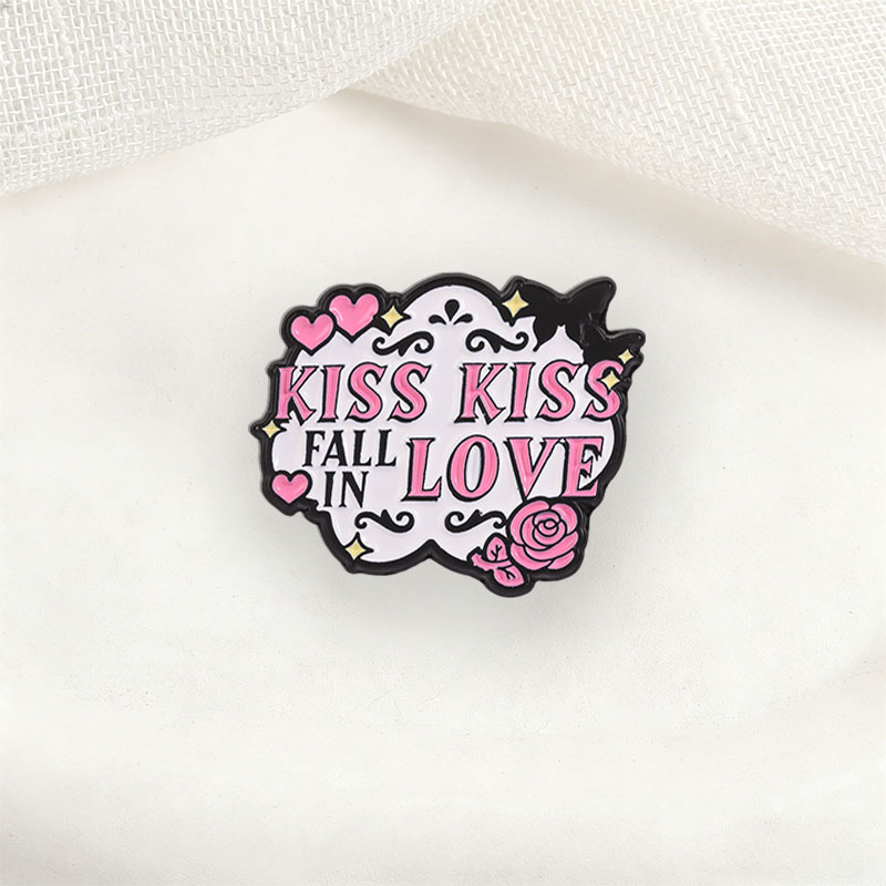 Kiss Kiss Fall In Love Badge P - đánh giá và giá Embroidery Kiss