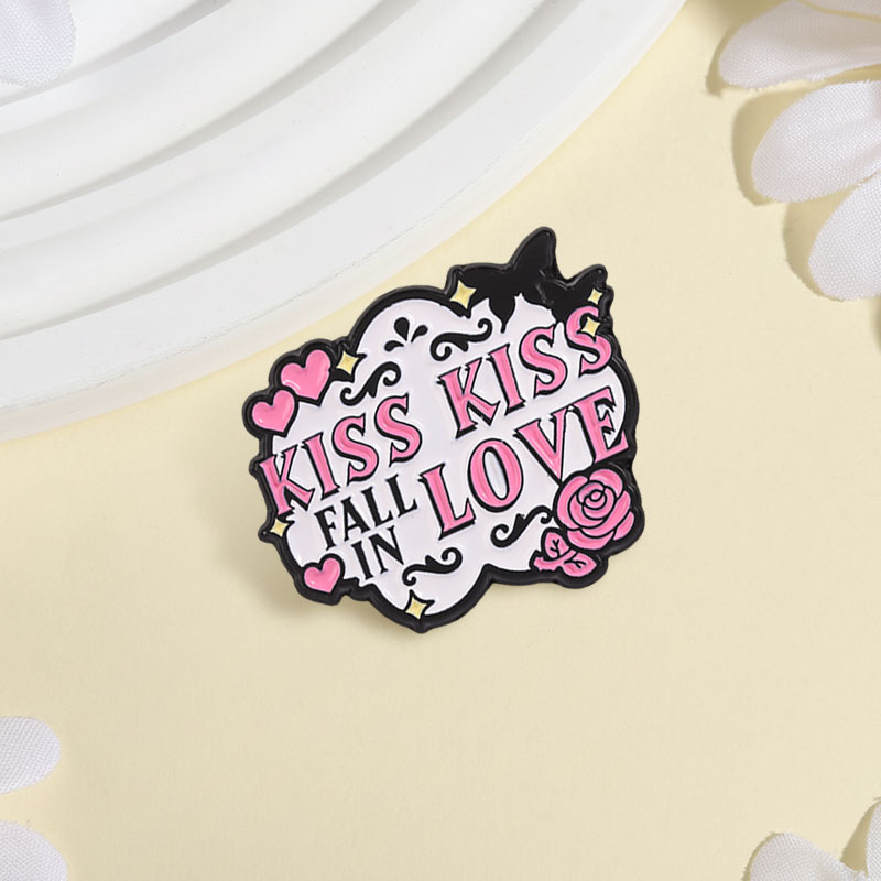 Kiss Kiss Fall In Love Badge P - đánh giá và giá Embroidery Kiss